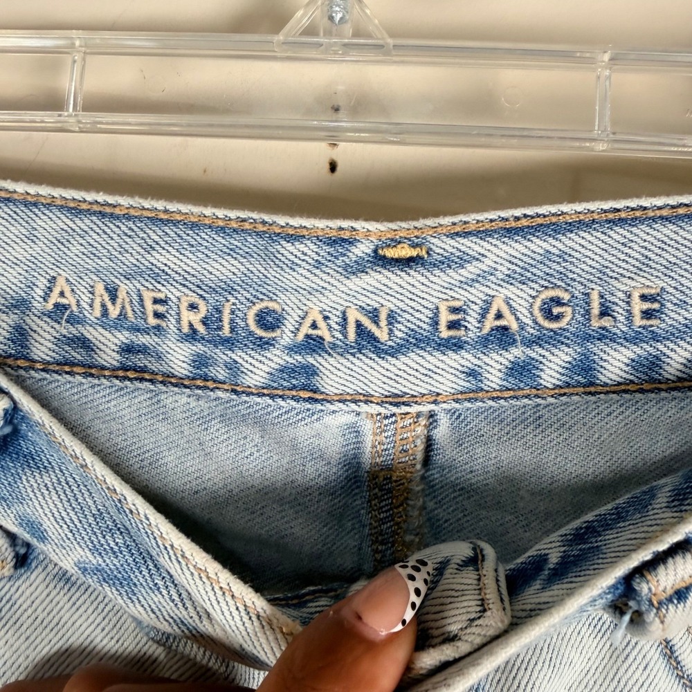 American Eagle Womens High Rise Distressed Denim Mom Short Size 2 Acid Wash Jort - Picture 2 of 12